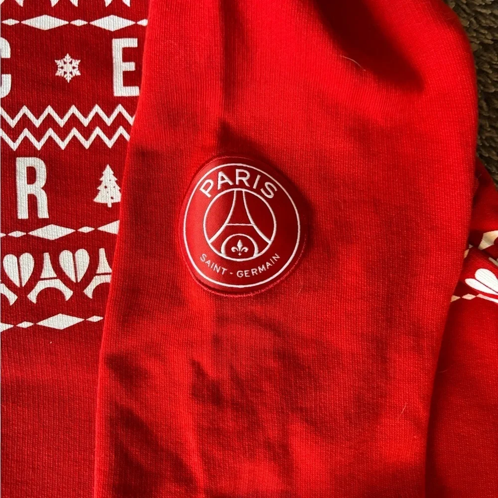 Paris St. Germain stay warm